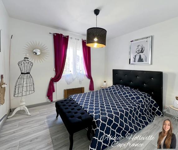 Maison de 151 m² divisible en deux appartements, proche du centre-ville et de la plage.