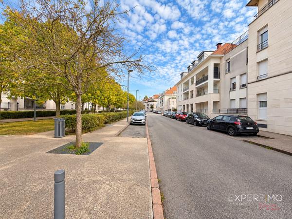 DEUX PIÈCES AVEC TERRASSE – RÉSIDENCE DE STANDING – MONTIGNY VILLAGE - RAVALEMENT FAIT