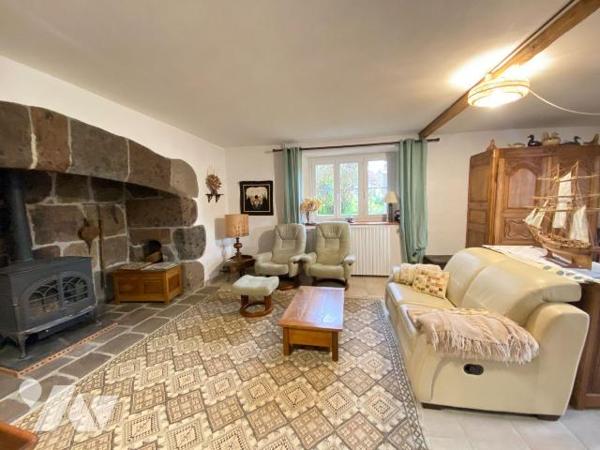 MARMANHAC, sur terrain de 4632 m², maison d'habitation comprenant RDC entrée,  chaufferie/buand...