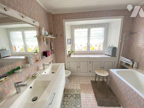 MARMANHAC, sur terrain de 4632 m², maison d'habitation comprenant RDC entrée,  chaufferie/buand...