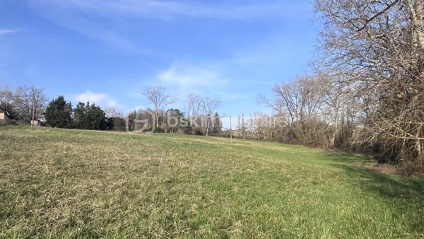 Devenez propriétaire de ce beau terrain en position dominante situé sur les Hauteurs de La Bachellerie, au lieu dit Sinzelas, et construisez y votre rêve.
Entre La Bachellerie et Peyrignac, Sinzelas est un lieu-dit regroupant environ une dizaine d'habitations. 
D'orientation Sud-Ouest, "Les Hauts de la Vallée" vous offre une jolie vue sur le panorama et de beaux coucher de soleil.
- Terrain idéal pour une maison sur sous-sol.
- Assainissement individuel à prévoir,
- Accès rapide à l'A89.
Un projet de construction ? Parlons-en.
Contactez moi, je me ferai un plaisir de vous aider à réaliser votre rêve.