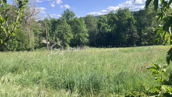 Devenez propriétaire de ce beau terrain en position dominante situé sur les Hauteurs de La Bachellerie, au lieu dit Sinzelas, et construisez y votre rêve.
Entre La Bachellerie et Peyrignac, Sinzelas est un lieu-dit regroupant environ une dizaine d'habitations. 
D'orientation Sud-Ouest, "Les Hauts de la Vallée" vous offre une jolie vue sur le panorama et de beaux coucher de soleil.
- Terrain idéal pour une maison sur sous-sol.
- Assainissement individuel à prévoir,
- Accès rapide à l'A89.
Un projet de construction ? Parlons-en.
Contactez moi, je me ferai un plaisir de vous aider à réaliser votre rêve.