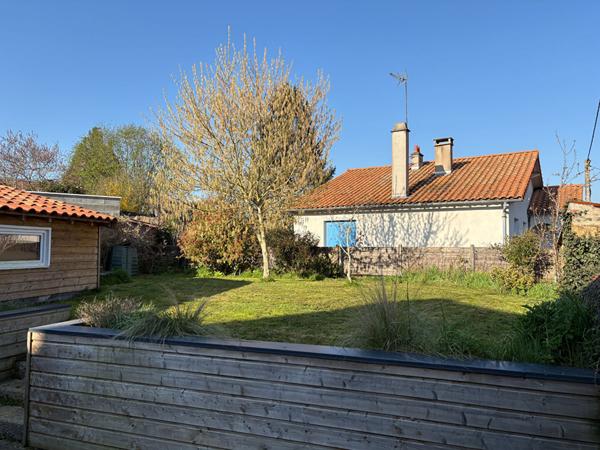 Maison de ville rénovée dans Bressuire de 105m² avec un jardin clos