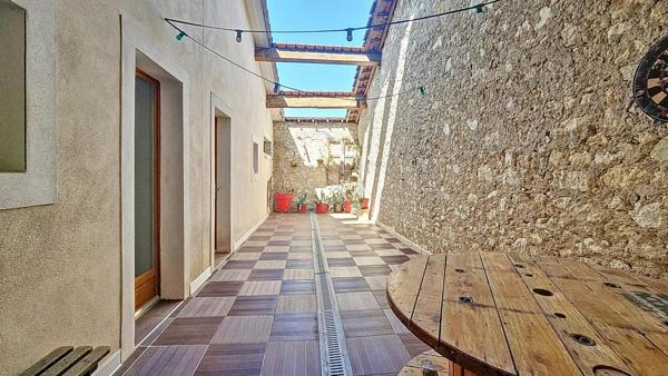 Maison vigneronne de 176 m² avec un très grand garage de 110 m² et un extérieur