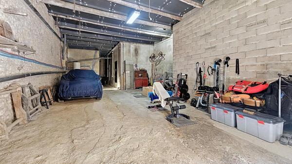 Maison vigneronne de 176 m² avec un très grand garage de 110 m² et un extérieur