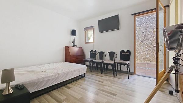 Maison vigneronne de 176 m² avec un très grand garage de 110 m² et un extérieur