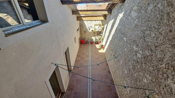 Maison vigneronne de 176 m² avec un très grand garage de 110 m² et un extérieur