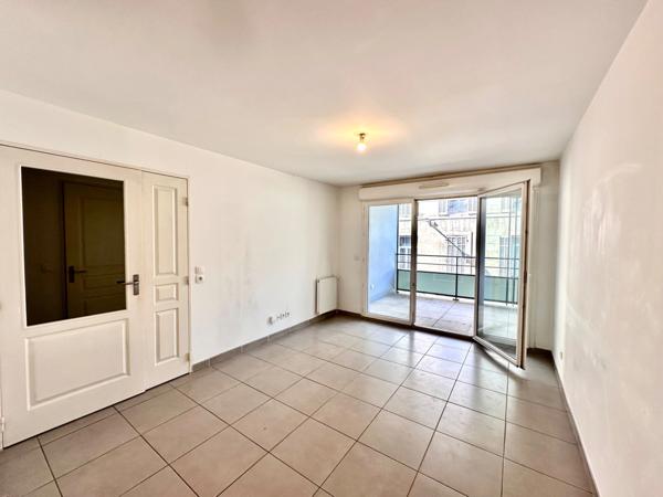 MARSEILLE 6ème, quartier Lodi , T2 de 44m2 avec Terrasse et possibilité place de parking privative en sous-sol.