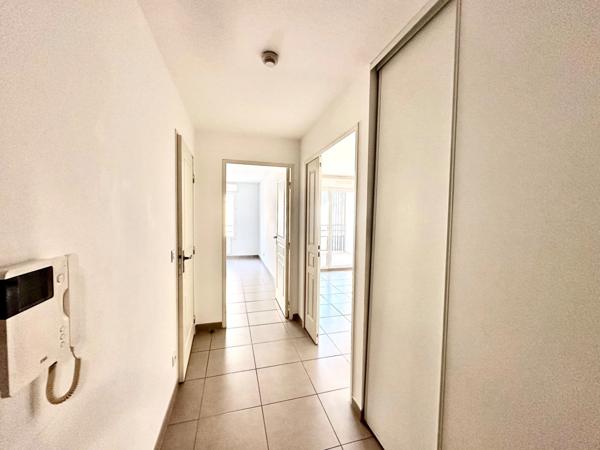 MARSEILLE 6ème, quartier Lodi , T2 de 44m2 avec Terrasse et possibilité place de parking privative en sous-sol.