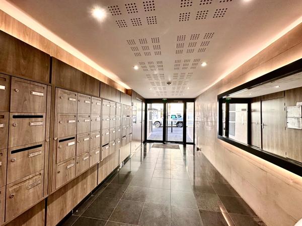 MARSEILLE 6ème, quartier Lodi , T2 de 44m2 avec Terrasse et possibilité place de parking privative en sous-sol.