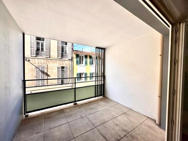 MARSEILLE 6ème, quartier Lodi , T2 de 44m2 avec Terrasse et possibilité place de parking privative en sous-sol.