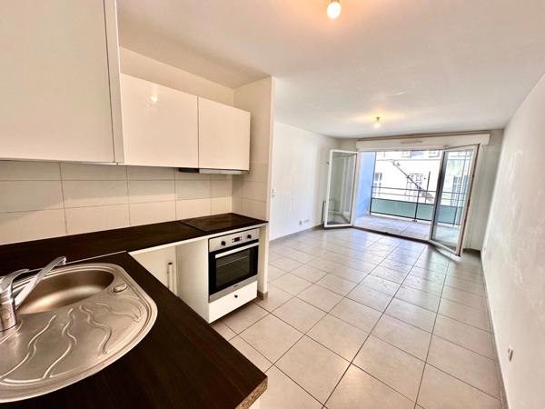 MARSEILLE 6ème, quartier Lodi , T2 de 44m2 avec Terrasse et possibilité place de parking privative en sous-sol.