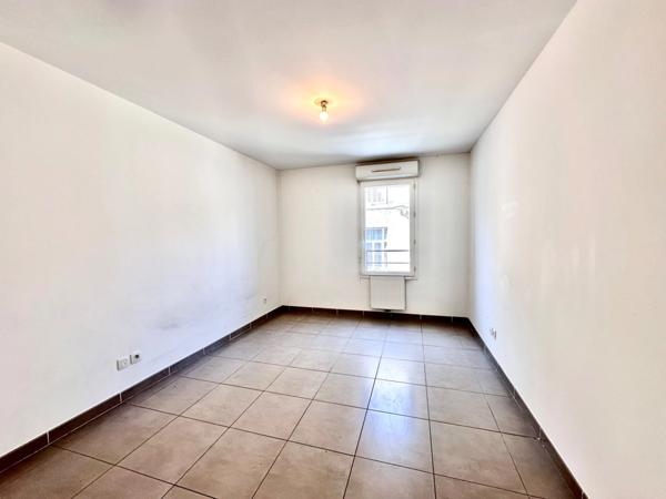 MARSEILLE 6ème, quartier Lodi , T2 de 44m2 avec Terrasse et possibilité place de parking privative en sous-sol.