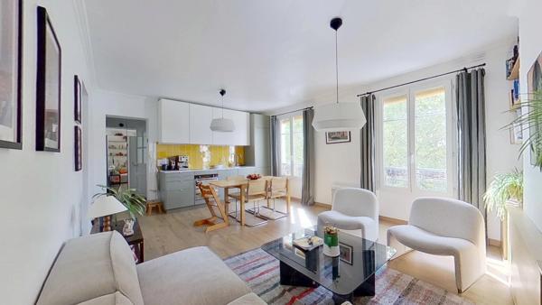 Appartement traversant exposé plein sud au 3ème étage à 200 m du métro Robespierre