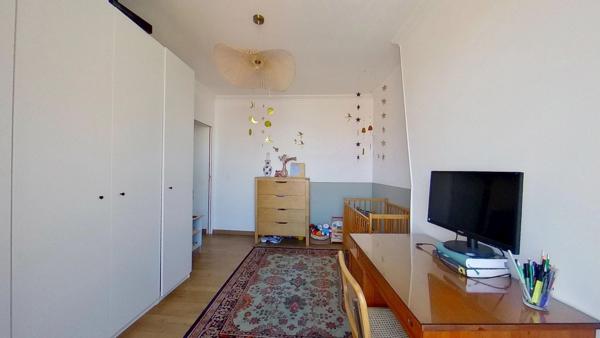 Appartement traversant exposé plein sud au 3ème étage à 200 m du métro Robespierre