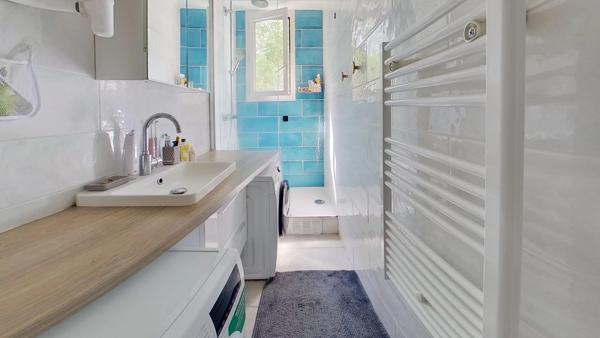Appartement traversant exposé plein sud au 3ème étage à 200 m du métro Robespierre
