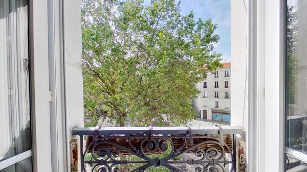 Appartement traversant exposé plein sud au 3ème étage à 200 m du métro Robespierre