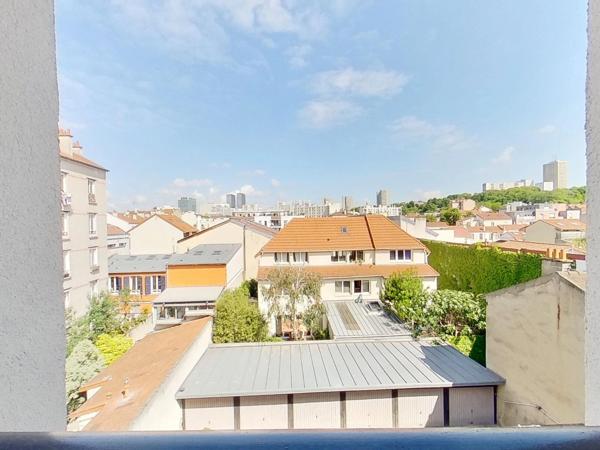 Appartement traversant exposé plein sud au 3ème étage à 200 m du métro Robespierre