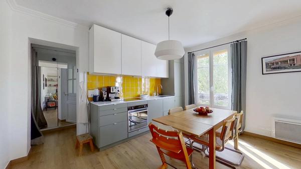 Appartement traversant exposé plein sud au 3ème étage à 200 m du métro Robespierre