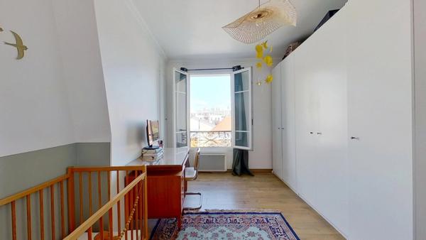 Appartement traversant exposé plein sud au 3ème étage à 200 m du métro Robespierre