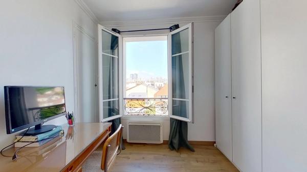 Appartement traversant exposé plein sud au 3ème étage à 200 m du métro Robespierre