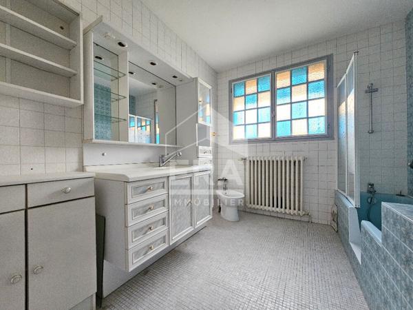 Maison de Ville à vendre Lumineuse avec Jardin - Centre-ville de La Couronne 16400