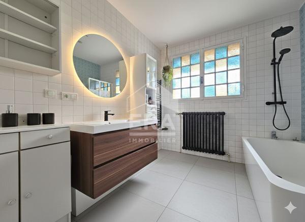 Maison de Ville à vendre Lumineuse avec Jardin - Centre-ville de La Couronne 16400