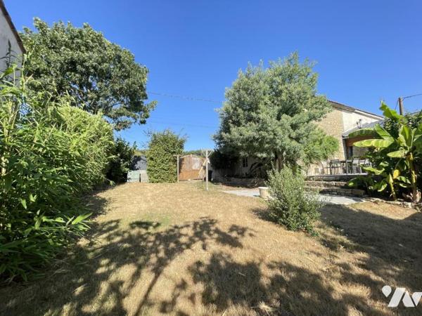 Maison d'habitation avec dépendances d'environ 167 m² habitables sur un terrain de 668 m².