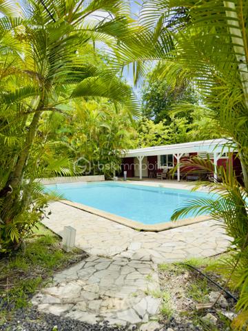 *** Exclusivité BSK Immobilier ***

🏡 Je vous propose à la vente une Maison avec vaste terrain plat et arboré à Saint-François, Guadeloupe
À seulement 3 minutes du Centre-Ville, des Plages, de la Marina, du Golf, des Commerces et des Centres Médicaux, cette propriété bénéficie d’une situation idéale : proche des axes routiers pour un accès rapide, tout en étant parfaitement au calme, sans nuisances.


Une maison familiale spacieuse de 226 m2 répartis de la façon suivante : 

•	110 m² habitables comprenant :
o	Un salon lumineux
o	Une cuisine
o	3 chambres
o	2 salles d’eau
o	Une pièce polyvalente (buanderie, local technique, bureau..)


De grands espaces extérieurs pour profiter du climat tropical.

•	116 m² d’annexes :
o	Garage fermé de 36 m²
o	Grande terrasse couverte de 57 m² pour vivre dedans dehors
o	Abri voitures de 22 m²

•	Terrain plat et arboré de 3 000 m² – un atout rare dans le secteur.

•	Très belle piscine au sel 10 × 5 m, idéale pour la détente et la convivialité.
•	Citerne tampon 2000 L – chauffe-eau solaire – panneaux solaires pour une quasi autonomie électrique.
•	Construction béton.
•	Rafraîchissement à prévoir pour la remettre au goût du jour.


Un bien à fort potentiel :
•	Terrain classé en zone U4 du PLU
•	Possibilité de :
o	Détachement de parcelle
o	Construire plusieurs gîtes ou bungalows
o	Ajouter une seconde maison

💡 Idéal pour :
•	Amateurs d’espace et de nature
•	Investisseurs souhaitant développer un projet touristique ou locatif
•	Familles cherchant un cadre de vie calme mais proche de tout

📍 Saint-François – Emplacement rare, terrain plat, grande piscine, multiples possibilités.

📞 Pour toute information ou visite, contactez moi dès maintenant !