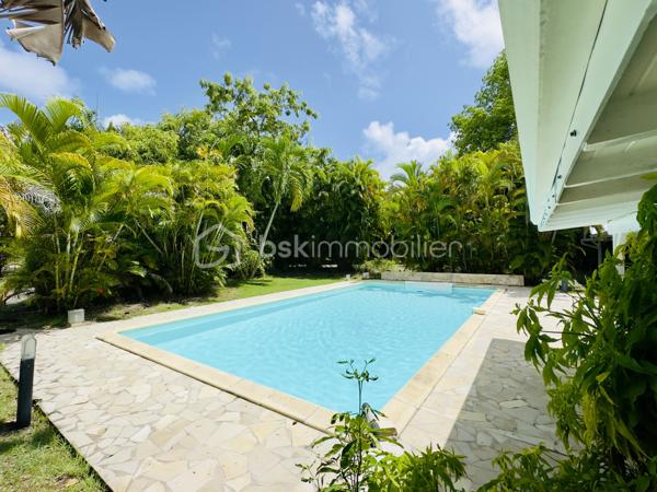 *** Exclusivité BSK Immobilier ***

🏡 Je vous propose à la vente une Maison avec vaste terrain plat et arboré à Saint-François, Guadeloupe
À seulement 3 minutes du Centre-Ville, des Plages, de la Marina, du Golf, des Commerces et des Centres Médicaux, cette propriété bénéficie d’une situation idéale : proche des axes routiers pour un accès rapide, tout en étant parfaitement au calme, sans nuisances.


Une maison familiale spacieuse de 226 m2 répartis de la façon suivante : 

•	110 m² habitables comprenant :
o	Un salon lumineux
o	Une cuisine
o	3 chambres
o	2 salles d’eau
o	Une pièce polyvalente (buanderie, local technique, bureau..)


De grands espaces extérieurs pour profiter du climat tropical.

•	116 m² d’annexes :
o	Garage fermé de 36 m²
o	Grande terrasse couverte de 57 m² pour vivre dedans dehors
o	Abri voitures de 22 m²

•	Terrain plat et arboré de 3 000 m² – un atout rare dans le secteur.

•	Très belle piscine au sel 10 × 5 m, idéale pour la détente et la convivialité.
•	Citerne tampon 2000 L – chauffe-eau solaire – panneaux solaires pour une quasi autonomie électrique.
•	Construction béton.
•	Rafraîchissement à prévoir pour la remettre au goût du jour.


Un bien à fort potentiel :
•	Terrain classé en zone U4 du PLU
•	Possibilité de :
o	Détachement de parcelle
o	Construire plusieurs gîtes ou bungalows
o	Ajouter une seconde maison

💡 Idéal pour :
•	Amateurs d’espace et de nature
•	Investisseurs souhaitant développer un projet touristique ou locatif
•	Familles cherchant un cadre de vie calme mais proche de tout

📍 Saint-François – Emplacement rare, terrain plat, grande piscine, multiples possibilités.

📞 Pour toute information ou visite, contactez moi dès maintenant !