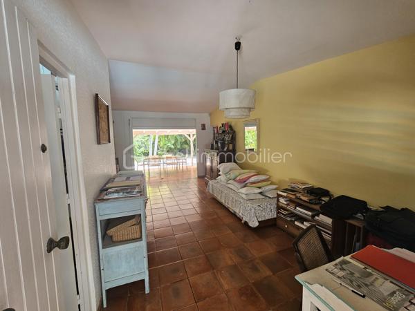 *** Exclusivité BSK Immobilier ***

🏡 Je vous propose à la vente une Maison avec vaste terrain plat et arboré à Saint-François, Guadeloupe
À seulement 3 minutes du Centre-Ville, des Plages, de la Marina, du Golf, des Commerces et des Centres Médicaux, cette propriété bénéficie d’une situation idéale : proche des axes routiers pour un accès rapide, tout en étant parfaitement au calme, sans nuisances.


Une maison familiale spacieuse de 226 m2 répartis de la façon suivante : 

•	110 m² habitables comprenant :
o	Un salon lumineux
o	Une cuisine
o	3 chambres
o	2 salles d’eau
o	Une pièce polyvalente (buanderie, local technique, bureau..)


De grands espaces extérieurs pour profiter du climat tropical.

•	116 m² d’annexes :
o	Garage fermé de 36 m²
o	Grande terrasse couverte de 57 m² pour vivre dedans dehors
o	Abri voitures de 22 m²

•	Terrain plat et arboré de 3 000 m² – un atout rare dans le secteur.

•	Très belle piscine au sel 10 × 5 m, idéale pour la détente et la convivialité.
•	Citerne tampon 2000 L – chauffe-eau solaire – panneaux solaires pour une quasi autonomie électrique.
•	Construction béton.
•	Rafraîchissement à prévoir pour la remettre au goût du jour.


Un bien à fort potentiel :
•	Terrain classé en zone U4 du PLU
•	Possibilité de :
o	Détachement de parcelle
o	Construire plusieurs gîtes ou bungalows
o	Ajouter une seconde maison

💡 Idéal pour :
•	Amateurs d’espace et de nature
•	Investisseurs souhaitant développer un projet touristique ou locatif
•	Familles cherchant un cadre de vie calme mais proche de tout

📍 Saint-François – Emplacement rare, terrain plat, grande piscine, multiples possibilités.

📞 Pour toute information ou visite, contactez moi dès maintenant !