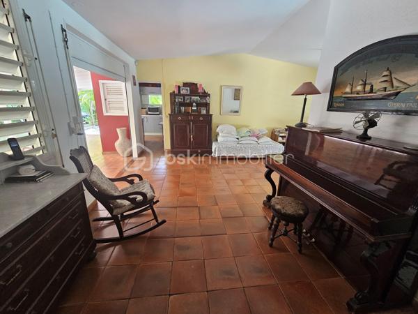 *** Exclusivité BSK Immobilier ***

🏡 Je vous propose à la vente une Maison avec vaste terrain plat et arboré à Saint-François, Guadeloupe
À seulement 3 minutes du Centre-Ville, des Plages, de la Marina, du Golf, des Commerces et des Centres Médicaux, cette propriété bénéficie d’une situation idéale : proche des axes routiers pour un accès rapide, tout en étant parfaitement au calme, sans nuisances.


Une maison familiale spacieuse de 226 m2 répartis de la façon suivante : 

•	110 m² habitables comprenant :
o	Un salon lumineux
o	Une cuisine
o	3 chambres
o	2 salles d’eau
o	Une pièce polyvalente (buanderie, local technique, bureau..)


De grands espaces extérieurs pour profiter du climat tropical.

•	116 m² d’annexes :
o	Garage fermé de 36 m²
o	Grande terrasse couverte de 57 m² pour vivre dedans dehors
o	Abri voitures de 22 m²

•	Terrain plat et arboré de 3 000 m² – un atout rare dans le secteur.

•	Très belle piscine au sel 10 × 5 m, idéale pour la détente et la convivialité.
•	Citerne tampon 2000 L – chauffe-eau solaire – panneaux solaires pour une quasi autonomie électrique.
•	Construction béton.
•	Rafraîchissement à prévoir pour la remettre au goût du jour.


Un bien à fort potentiel :
•	Terrain classé en zone U4 du PLU
•	Possibilité de :
o	Détachement de parcelle
o	Construire plusieurs gîtes ou bungalows
o	Ajouter une seconde maison

💡 Idéal pour :
•	Amateurs d’espace et de nature
•	Investisseurs souhaitant développer un projet touristique ou locatif
•	Familles cherchant un cadre de vie calme mais proche de tout

📍 Saint-François – Emplacement rare, terrain plat, grande piscine, multiples possibilités.

📞 Pour toute information ou visite, contactez moi dès maintenant !