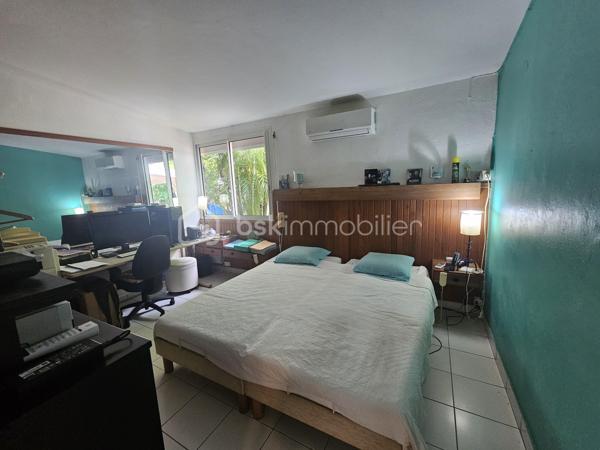 *** Exclusivité BSK Immobilier ***

🏡 Je vous propose à la vente une Maison avec vaste terrain plat et arboré à Saint-François, Guadeloupe
À seulement 3 minutes du Centre-Ville, des Plages, de la Marina, du Golf, des Commerces et des Centres Médicaux, cette propriété bénéficie d’une situation idéale : proche des axes routiers pour un accès rapide, tout en étant parfaitement au calme, sans nuisances.


Une maison familiale spacieuse de 226 m2 répartis de la façon suivante : 

•	110 m² habitables comprenant :
o	Un salon lumineux
o	Une cuisine
o	3 chambres
o	2 salles d’eau
o	Une pièce polyvalente (buanderie, local technique, bureau..)


De grands espaces extérieurs pour profiter du climat tropical.

•	116 m² d’annexes :
o	Garage fermé de 36 m²
o	Grande terrasse couverte de 57 m² pour vivre dedans dehors
o	Abri voitures de 22 m²

•	Terrain plat et arboré de 3 000 m² – un atout rare dans le secteur.

•	Très belle piscine au sel 10 × 5 m, idéale pour la détente et la convivialité.
•	Citerne tampon 2000 L – chauffe-eau solaire – panneaux solaires pour une quasi autonomie électrique.
•	Construction béton.
•	Rafraîchissement à prévoir pour la remettre au goût du jour.


Un bien à fort potentiel :
•	Terrain classé en zone U4 du PLU
•	Possibilité de :
o	Détachement de parcelle
o	Construire plusieurs gîtes ou bungalows
o	Ajouter une seconde maison

💡 Idéal pour :
•	Amateurs d’espace et de nature
•	Investisseurs souhaitant développer un projet touristique ou locatif
•	Familles cherchant un cadre de vie calme mais proche de tout

📍 Saint-François – Emplacement rare, terrain plat, grande piscine, multiples possibilités.

📞 Pour toute information ou visite, contactez moi dès maintenant !