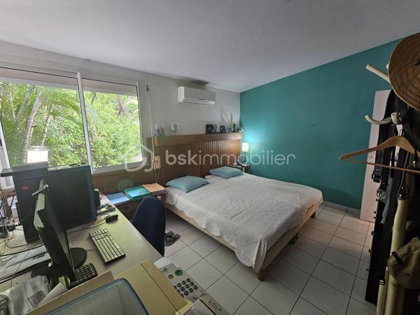 *** Exclusivité BSK Immobilier ***

🏡 Je vous propose à la vente une Maison avec vaste terrain plat et arboré à Saint-François, Guadeloupe
À seulement 3 minutes du Centre-Ville, des Plages, de la Marina, du Golf, des Commerces et des Centres Médicaux, cette propriété bénéficie d’une situation idéale : proche des axes routiers pour un accès rapide, tout en étant parfaitement au calme, sans nuisances.


Une maison familiale spacieuse de 226 m2 répartis de la façon suivante : 

•	110 m² habitables comprenant :
o	Un salon lumineux
o	Une cuisine
o	3 chambres
o	2 salles d’eau
o	Une pièce polyvalente (buanderie, local technique, bureau..)


De grands espaces extérieurs pour profiter du climat tropical.

•	116 m² d’annexes :
o	Garage fermé de 36 m²
o	Grande terrasse couverte de 57 m² pour vivre dedans dehors
o	Abri voitures de 22 m²

•	Terrain plat et arboré de 3 000 m² – un atout rare dans le secteur.

•	Très belle piscine au sel 10 × 5 m, idéale pour la détente et la convivialité.
•	Citerne tampon 2000 L – chauffe-eau solaire – panneaux solaires pour une quasi autonomie électrique.
•	Construction béton.
•	Rafraîchissement à prévoir pour la remettre au goût du jour.


Un bien à fort potentiel :
•	Terrain classé en zone U4 du PLU
•	Possibilité de :
o	Détachement de parcelle
o	Construire plusieurs gîtes ou bungalows
o	Ajouter une seconde maison

💡 Idéal pour :
•	Amateurs d’espace et de nature
•	Investisseurs souhaitant développer un projet touristique ou locatif
•	Familles cherchant un cadre de vie calme mais proche de tout

📍 Saint-François – Emplacement rare, terrain plat, grande piscine, multiples possibilités.

📞 Pour toute information ou visite, contactez moi dès maintenant !