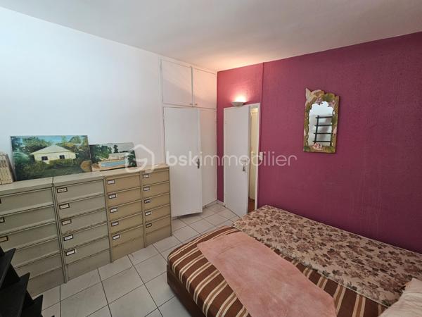 *** Exclusivité BSK Immobilier ***

🏡 Je vous propose à la vente une Maison avec vaste terrain plat et arboré à Saint-François, Guadeloupe
À seulement 3 minutes du Centre-Ville, des Plages, de la Marina, du Golf, des Commerces et des Centres Médicaux, cette propriété bénéficie d’une situation idéale : proche des axes routiers pour un accès rapide, tout en étant parfaitement au calme, sans nuisances.


Une maison familiale spacieuse de 226 m2 répartis de la façon suivante : 

•	110 m² habitables comprenant :
o	Un salon lumineux
o	Une cuisine
o	3 chambres
o	2 salles d’eau
o	Une pièce polyvalente (buanderie, local technique, bureau..)


De grands espaces extérieurs pour profiter du climat tropical.

•	116 m² d’annexes :
o	Garage fermé de 36 m²
o	Grande terrasse couverte de 57 m² pour vivre dedans dehors
o	Abri voitures de 22 m²

•	Terrain plat et arboré de 3 000 m² – un atout rare dans le secteur.

•	Très belle piscine au sel 10 × 5 m, idéale pour la détente et la convivialité.
•	Citerne tampon 2000 L – chauffe-eau solaire – panneaux solaires pour une quasi autonomie électrique.
•	Construction béton.
•	Rafraîchissement à prévoir pour la remettre au goût du jour.


Un bien à fort potentiel :
•	Terrain classé en zone U4 du PLU
•	Possibilité de :
o	Détachement de parcelle
o	Construire plusieurs gîtes ou bungalows
o	Ajouter une seconde maison

💡 Idéal pour :
•	Amateurs d’espace et de nature
•	Investisseurs souhaitant développer un projet touristique ou locatif
•	Familles cherchant un cadre de vie calme mais proche de tout

📍 Saint-François – Emplacement rare, terrain plat, grande piscine, multiples possibilités.

📞 Pour toute information ou visite, contactez moi dès maintenant !