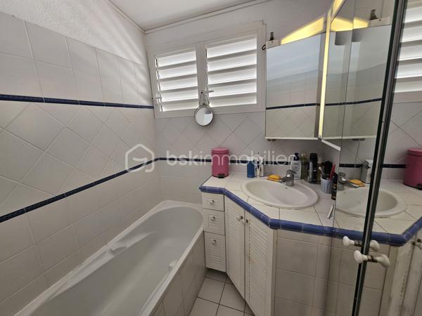 *** Exclusivité BSK Immobilier ***

🏡 Je vous propose à la vente une Maison avec vaste terrain plat et arboré à Saint-François, Guadeloupe
À seulement 3 minutes du Centre-Ville, des Plages, de la Marina, du Golf, des Commerces et des Centres Médicaux, cette propriété bénéficie d’une situation idéale : proche des axes routiers pour un accès rapide, tout en étant parfaitement au calme, sans nuisances.


Une maison familiale spacieuse de 226 m2 répartis de la façon suivante : 

•	110 m² habitables comprenant :
o	Un salon lumineux
o	Une cuisine
o	3 chambres
o	2 salles d’eau
o	Une pièce polyvalente (buanderie, local technique, bureau..)


De grands espaces extérieurs pour profiter du climat tropical.

•	116 m² d’annexes :
o	Garage fermé de 36 m²
o	Grande terrasse couverte de 57 m² pour vivre dedans dehors
o	Abri voitures de 22 m²

•	Terrain plat et arboré de 3 000 m² – un atout rare dans le secteur.

•	Très belle piscine au sel 10 × 5 m, idéale pour la détente et la convivialité.
•	Citerne tampon 2000 L – chauffe-eau solaire – panneaux solaires pour une quasi autonomie électrique.
•	Construction béton.
•	Rafraîchissement à prévoir pour la remettre au goût du jour.


Un bien à fort potentiel :
•	Terrain classé en zone U4 du PLU
•	Possibilité de :
o	Détachement de parcelle
o	Construire plusieurs gîtes ou bungalows
o	Ajouter une seconde maison

💡 Idéal pour :
•	Amateurs d’espace et de nature
•	Investisseurs souhaitant développer un projet touristique ou locatif
•	Familles cherchant un cadre de vie calme mais proche de tout

📍 Saint-François – Emplacement rare, terrain plat, grande piscine, multiples possibilités.

📞 Pour toute information ou visite, contactez moi dès maintenant !