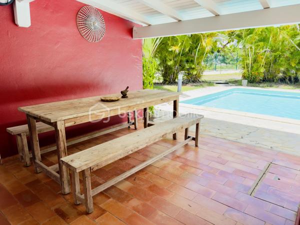 *** Exclusivité BSK Immobilier ***

🏡 Je vous propose à la vente une Maison avec vaste terrain plat et arboré à Saint-François, Guadeloupe
À seulement 3 minutes du Centre-Ville, des Plages, de la Marina, du Golf, des Commerces et des Centres Médicaux, cette propriété bénéficie d’une situation idéale : proche des axes routiers pour un accès rapide, tout en étant parfaitement au calme, sans nuisances.


Une maison familiale spacieuse de 226 m2 répartis de la façon suivante : 

•	110 m² habitables comprenant :
o	Un salon lumineux
o	Une cuisine
o	3 chambres
o	2 salles d’eau
o	Une pièce polyvalente (buanderie, local technique, bureau..)


De grands espaces extérieurs pour profiter du climat tropical.

•	116 m² d’annexes :
o	Garage fermé de 36 m²
o	Grande terrasse couverte de 57 m² pour vivre dedans dehors
o	Abri voitures de 22 m²

•	Terrain plat et arboré de 3 000 m² – un atout rare dans le secteur.

•	Très belle piscine au sel 10 × 5 m, idéale pour la détente et la convivialité.
•	Citerne tampon 2000 L – chauffe-eau solaire – panneaux solaires pour une quasi autonomie électrique.
•	Construction béton.
•	Rafraîchissement à prévoir pour la remettre au goût du jour.


Un bien à fort potentiel :
•	Terrain classé en zone U4 du PLU
•	Possibilité de :
o	Détachement de parcelle
o	Construire plusieurs gîtes ou bungalows
o	Ajouter une seconde maison

💡 Idéal pour :
•	Amateurs d’espace et de nature
•	Investisseurs souhaitant développer un projet touristique ou locatif
•	Familles cherchant un cadre de vie calme mais proche de tout

📍 Saint-François – Emplacement rare, terrain plat, grande piscine, multiples possibilités.

📞 Pour toute information ou visite, contactez moi dès maintenant !
