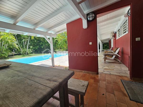 *** Exclusivité BSK Immobilier ***

🏡 Je vous propose à la vente une Maison avec vaste terrain plat et arboré à Saint-François, Guadeloupe
À seulement 3 minutes du Centre-Ville, des Plages, de la Marina, du Golf, des Commerces et des Centres Médicaux, cette propriété bénéficie d’une situation idéale : proche des axes routiers pour un accès rapide, tout en étant parfaitement au calme, sans nuisances.


Une maison familiale spacieuse de 226 m2 répartis de la façon suivante : 

•	110 m² habitables comprenant :
o	Un salon lumineux
o	Une cuisine
o	3 chambres
o	2 salles d’eau
o	Une pièce polyvalente (buanderie, local technique, bureau..)


De grands espaces extérieurs pour profiter du climat tropical.

•	116 m² d’annexes :
o	Garage fermé de 36 m²
o	Grande terrasse couverte de 57 m² pour vivre dedans dehors
o	Abri voitures de 22 m²

•	Terrain plat et arboré de 3 000 m² – un atout rare dans le secteur.

•	Très belle piscine au sel 10 × 5 m, idéale pour la détente et la convivialité.
•	Citerne tampon 2000 L – chauffe-eau solaire – panneaux solaires pour une quasi autonomie électrique.
•	Construction béton.
•	Rafraîchissement à prévoir pour la remettre au goût du jour.


Un bien à fort potentiel :
•	Terrain classé en zone U4 du PLU
•	Possibilité de :
o	Détachement de parcelle
o	Construire plusieurs gîtes ou bungalows
o	Ajouter une seconde maison

💡 Idéal pour :
•	Amateurs d’espace et de nature
•	Investisseurs souhaitant développer un projet touristique ou locatif
•	Familles cherchant un cadre de vie calme mais proche de tout

📍 Saint-François – Emplacement rare, terrain plat, grande piscine, multiples possibilités.

📞 Pour toute information ou visite, contactez moi dès maintenant !