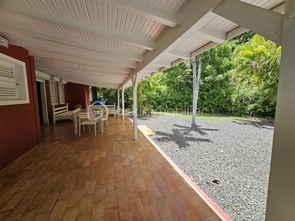 *** Exclusivité BSK Immobilier ***

🏡 Je vous propose à la vente une Maison avec vaste terrain plat et arboré à Saint-François, Guadeloupe
À seulement 3 minutes du Centre-Ville, des Plages, de la Marina, du Golf, des Commerces et des Centres Médicaux, cette propriété bénéficie d’une situation idéale : proche des axes routiers pour un accès rapide, tout en étant parfaitement au calme, sans nuisances.


Une maison familiale spacieuse de 226 m2 répartis de la façon suivante : 

•	110 m² habitables comprenant :
o	Un salon lumineux
o	Une cuisine
o	3 chambres
o	2 salles d’eau
o	Une pièce polyvalente (buanderie, local technique, bureau..)


De grands espaces extérieurs pour profiter du climat tropical.

•	116 m² d’annexes :
o	Garage fermé de 36 m²
o	Grande terrasse couverte de 57 m² pour vivre dedans dehors
o	Abri voitures de 22 m²

•	Terrain plat et arboré de 3 000 m² – un atout rare dans le secteur.

•	Très belle piscine au sel 10 × 5 m, idéale pour la détente et la convivialité.
•	Citerne tampon 2000 L – chauffe-eau solaire – panneaux solaires pour une quasi autonomie électrique.
•	Construction béton.
•	Rafraîchissement à prévoir pour la remettre au goût du jour.


Un bien à fort potentiel :
•	Terrain classé en zone U4 du PLU
•	Possibilité de :
o	Détachement de parcelle
o	Construire plusieurs gîtes ou bungalows
o	Ajouter une seconde maison

💡 Idéal pour :
•	Amateurs d’espace et de nature
•	Investisseurs souhaitant développer un projet touristique ou locatif
•	Familles cherchant un cadre de vie calme mais proche de tout

📍 Saint-François – Emplacement rare, terrain plat, grande piscine, multiples possibilités.

📞 Pour toute information ou visite, contactez moi dès maintenant !