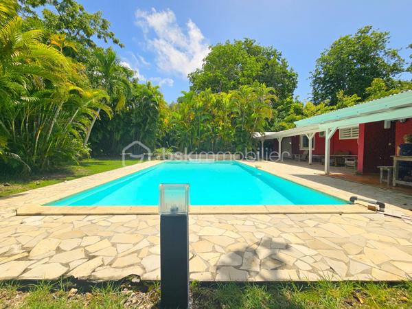 *** Exclusivité BSK Immobilier ***

🏡 Je vous propose à la vente une Maison avec vaste terrain plat et arboré à Saint-François, Guadeloupe
À seulement 3 minutes du Centre-Ville, des Plages, de la Marina, du Golf, des Commerces et des Centres Médicaux, cette propriété bénéficie d’une situation idéale : proche des axes routiers pour un accès rapide, tout en étant parfaitement au calme, sans nuisances.


Une maison familiale spacieuse de 226 m2 répartis de la façon suivante : 

•	110 m² habitables comprenant :
o	Un salon lumineux
o	Une cuisine
o	3 chambres
o	2 salles d’eau
o	Une pièce polyvalente (buanderie, local technique, bureau..)


De grands espaces extérieurs pour profiter du climat tropical.

•	116 m² d’annexes :
o	Garage fermé de 36 m²
o	Grande terrasse couverte de 57 m² pour vivre dedans dehors
o	Abri voitures de 22 m²

•	Terrain plat et arboré de 3 000 m² – un atout rare dans le secteur.

•	Très belle piscine au sel 10 × 5 m, idéale pour la détente et la convivialité.
•	Citerne tampon 2000 L – chauffe-eau solaire – panneaux solaires pour une quasi autonomie électrique.
•	Construction béton.
•	Rafraîchissement à prévoir pour la remettre au goût du jour.


Un bien à fort potentiel :
•	Terrain classé en zone U4 du PLU
•	Possibilité de :
o	Détachement de parcelle
o	Construire plusieurs gîtes ou bungalows
o	Ajouter une seconde maison

💡 Idéal pour :
•	Amateurs d’espace et de nature
•	Investisseurs souhaitant développer un projet touristique ou locatif
•	Familles cherchant un cadre de vie calme mais proche de tout

📍 Saint-François – Emplacement rare, terrain plat, grande piscine, multiples possibilités.

📞 Pour toute information ou visite, contactez moi dès maintenant !