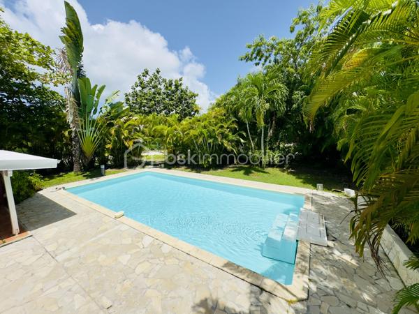 *** Exclusivité BSK Immobilier ***

🏡 Je vous propose à la vente une Maison avec vaste terrain plat et arboré à Saint-François, Guadeloupe
À seulement 3 minutes du Centre-Ville, des Plages, de la Marina, du Golf, des Commerces et des Centres Médicaux, cette propriété bénéficie d’une situation idéale : proche des axes routiers pour un accès rapide, tout en étant parfaitement au calme, sans nuisances.


Une maison familiale spacieuse de 226 m2 répartis de la façon suivante : 

•	110 m² habitables comprenant :
o	Un salon lumineux
o	Une cuisine
o	3 chambres
o	2 salles d’eau
o	Une pièce polyvalente (buanderie, local technique, bureau..)


De grands espaces extérieurs pour profiter du climat tropical.

•	116 m² d’annexes :
o	Garage fermé de 36 m²
o	Grande terrasse couverte de 57 m² pour vivre dedans dehors
o	Abri voitures de 22 m²

•	Terrain plat et arboré de 3 000 m² – un atout rare dans le secteur.

•	Très belle piscine au sel 10 × 5 m, idéale pour la détente et la convivialité.
•	Citerne tampon 2000 L – chauffe-eau solaire – panneaux solaires pour une quasi autonomie électrique.
•	Construction béton.
•	Rafraîchissement à prévoir pour la remettre au goût du jour.


Un bien à fort potentiel :
•	Terrain classé en zone U4 du PLU
•	Possibilité de :
o	Détachement de parcelle
o	Construire plusieurs gîtes ou bungalows
o	Ajouter une seconde maison

💡 Idéal pour :
•	Amateurs d’espace et de nature
•	Investisseurs souhaitant développer un projet touristique ou locatif
•	Familles cherchant un cadre de vie calme mais proche de tout

📍 Saint-François – Emplacement rare, terrain plat, grande piscine, multiples possibilités.

📞 Pour toute information ou visite, contactez moi dès maintenant !