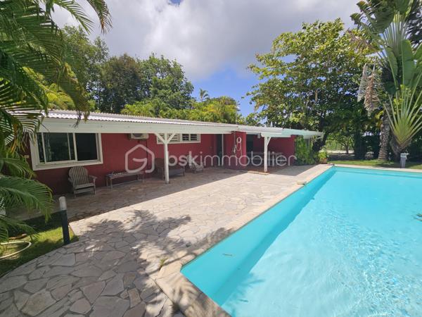 *** Exclusivité BSK Immobilier ***

🏡 Je vous propose à la vente une Maison avec vaste terrain plat et arboré à Saint-François, Guadeloupe
À seulement 3 minutes du Centre-Ville, des Plages, de la Marina, du Golf, des Commerces et des Centres Médicaux, cette propriété bénéficie d’une situation idéale : proche des axes routiers pour un accès rapide, tout en étant parfaitement au calme, sans nuisances.


Une maison familiale spacieuse de 226 m2 répartis de la façon suivante : 

•	110 m² habitables comprenant :
o	Un salon lumineux
o	Une cuisine
o	3 chambres
o	2 salles d’eau
o	Une pièce polyvalente (buanderie, local technique, bureau..)


De grands espaces extérieurs pour profiter du climat tropical.

•	116 m² d’annexes :
o	Garage fermé de 36 m²
o	Grande terrasse couverte de 57 m² pour vivre dedans dehors
o	Abri voitures de 22 m²

•	Terrain plat et arboré de 3 000 m² – un atout rare dans le secteur.

•	Très belle piscine au sel 10 × 5 m, idéale pour la détente et la convivialité.
•	Citerne tampon 2000 L – chauffe-eau solaire – panneaux solaires pour une quasi autonomie électrique.
•	Construction béton.
•	Rafraîchissement à prévoir pour la remettre au goût du jour.


Un bien à fort potentiel :
•	Terrain classé en zone U4 du PLU
•	Possibilité de :
o	Détachement de parcelle
o	Construire plusieurs gîtes ou bungalows
o	Ajouter une seconde maison

💡 Idéal pour :
•	Amateurs d’espace et de nature
•	Investisseurs souhaitant développer un projet touristique ou locatif
•	Familles cherchant un cadre de vie calme mais proche de tout

📍 Saint-François – Emplacement rare, terrain plat, grande piscine, multiples possibilités.

📞 Pour toute information ou visite, contactez moi dès maintenant !
