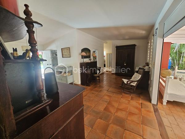 *** Exclusivité BSK Immobilier ***

🏡 Je vous propose à la vente une Maison avec vaste terrain plat et arboré à Saint-François, Guadeloupe
À seulement 3 minutes du Centre-Ville, des Plages, de la Marina, du Golf, des Commerces et des Centres Médicaux, cette propriété bénéficie d’une situation idéale : proche des axes routiers pour un accès rapide, tout en étant parfaitement au calme, sans nuisances.


Une maison familiale spacieuse de 226 m2 répartis de la façon suivante : 

•	110 m² habitables comprenant :
o	Un salon lumineux
o	Une cuisine
o	3 chambres
o	2 salles d’eau
o	Une pièce polyvalente (buanderie, local technique, bureau..)


De grands espaces extérieurs pour profiter du climat tropical.

•	116 m² d’annexes :
o	Garage fermé de 36 m²
o	Grande terrasse couverte de 57 m² pour vivre dedans dehors
o	Abri voitures de 22 m²

•	Terrain plat et arboré de 3 000 m² – un atout rare dans le secteur.

•	Très belle piscine au sel 10 × 5 m, idéale pour la détente et la convivialité.
•	Citerne tampon 2000 L – chauffe-eau solaire – panneaux solaires pour une quasi autonomie électrique.
•	Construction béton.
•	Rafraîchissement à prévoir pour la remettre au goût du jour.


Un bien à fort potentiel :
•	Terrain classé en zone U4 du PLU
•	Possibilité de :
o	Détachement de parcelle
o	Construire plusieurs gîtes ou bungalows
o	Ajouter une seconde maison

💡 Idéal pour :
•	Amateurs d’espace et de nature
•	Investisseurs souhaitant développer un projet touristique ou locatif
•	Familles cherchant un cadre de vie calme mais proche de tout

📍 Saint-François – Emplacement rare, terrain plat, grande piscine, multiples possibilités.

📞 Pour toute information ou visite, contactez moi dès maintenant !