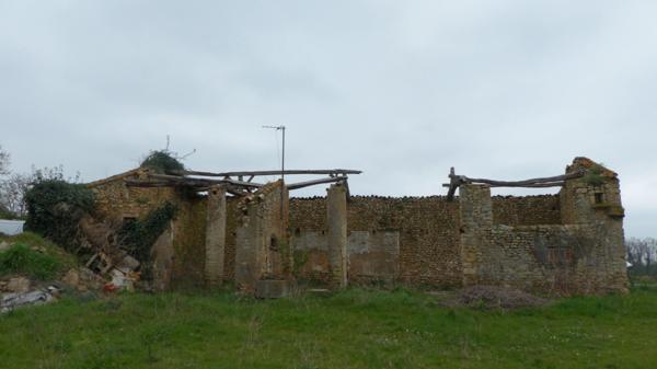 Ancienne GRANGE à vendre 1 pièce AVAILLES THOUARSAIS (79) Terrain 900 m² environ