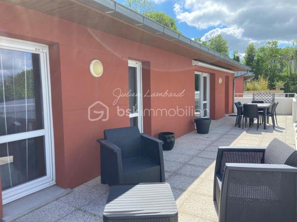 Encore une exclusivité par Julien Lambard - BSK Immobilier!

A Rouen, dans le dynamique quartier des Docks, cet appartement de 81m² environ, situé au dernier étage d'une élégante résidence, avec ascenseur, vous offre un cadre de vie alliant confort et fonctionnalité.  

En poussant sa porte, vous découvrirez une vaste entrée avec dressing vous menant vers une agréable pièce de vie lumineuse ( 26,22m2 ) et une cuisine indépendante aménagée, 100% équipée.  L'espace nuit n'est pas en reste, s'articulant autours de 3 belles chambres ( 8,75m2, 10,5m2 et 9,56m2 ) dont deux avec dressing, une salle de douche récemment rénovée, un WC et des espaces de rangements.  L'ensemble est ouvert sur une superbe terrasse de 35m2 environ, orientée plein Sud, avec vue dégagée, qui permettra d'agréable moments de convivialité. 
En sous-sol, son box double finira de vous séduire.

Aucun travaux à prévoir, il ne vous reste plus qu'à vous installer et profiter!

A proximité directe des lignes de transport, des commerces essentiels et des écoles. Accès rapide aux grands axes.