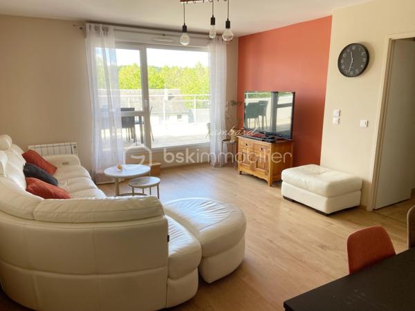 Encore une exclusivité par Julien Lambard - BSK Immobilier!

A Rouen, dans le dynamique quartier des Docks, cet appartement de 81m² environ, situé au dernier étage d'une élégante résidence, avec ascenseur, vous offre un cadre de vie alliant confort et fonctionnalité.  

En poussant sa porte, vous découvrirez une vaste entrée avec dressing vous menant vers une agréable pièce de vie lumineuse ( 26,22m2 ) et une cuisine indépendante aménagée, 100% équipée.  L'espace nuit n'est pas en reste, s'articulant autours de 3 belles chambres ( 8,75m2, 10,5m2 et 9,56m2 ) dont deux avec dressing, une salle de douche récemment rénovée, un WC et des espaces de rangements.  L'ensemble est ouvert sur une superbe terrasse de 35m2 environ, orientée plein Sud, avec vue dégagée, qui permettra d'agréable moments de convivialité. 
En sous-sol, son box double finira de vous séduire.

Aucun travaux à prévoir, il ne vous reste plus qu'à vous installer et profiter!

A proximité directe des lignes de transport, des commerces essentiels et des écoles. Accès rapide aux grands axes.