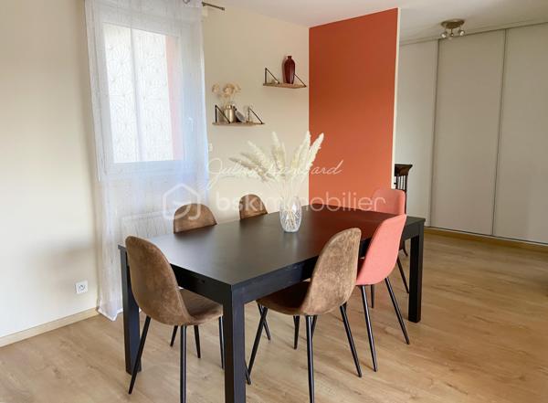 Encore une exclusivité par Julien Lambard - BSK Immobilier!

A Rouen, dans le dynamique quartier des Docks, cet appartement de 81m² environ, situé au dernier étage d'une élégante résidence, avec ascenseur, vous offre un cadre de vie alliant confort et fonctionnalité.  

En poussant sa porte, vous découvrirez une vaste entrée avec dressing vous menant vers une agréable pièce de vie lumineuse ( 26,22m2 ) et une cuisine indépendante aménagée, 100% équipée.  L'espace nuit n'est pas en reste, s'articulant autours de 3 belles chambres ( 8,75m2, 10,5m2 et 9,56m2 ) dont deux avec dressing, une salle de douche récemment rénovée, un WC et des espaces de rangements.  L'ensemble est ouvert sur une superbe terrasse de 35m2 environ, orientée plein Sud, avec vue dégagée, qui permettra d'agréable moments de convivialité. 
En sous-sol, son box double finira de vous séduire.

Aucun travaux à prévoir, il ne vous reste plus qu'à vous installer et profiter!

A proximité directe des lignes de transport, des commerces essentiels et des écoles. Accès rapide aux grands axes.