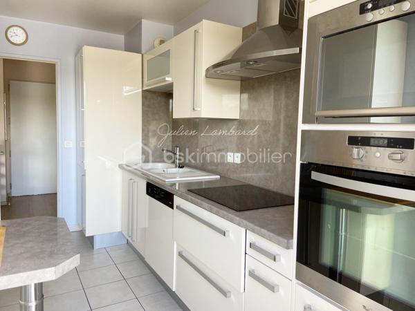 Encore une exclusivité par Julien Lambard - BSK Immobilier!

A Rouen, dans le dynamique quartier des Docks, cet appartement de 81m² environ, situé au dernier étage d'une élégante résidence, avec ascenseur, vous offre un cadre de vie alliant confort et fonctionnalité.  

En poussant sa porte, vous découvrirez une vaste entrée avec dressing vous menant vers une agréable pièce de vie lumineuse ( 26,22m2 ) et une cuisine indépendante aménagée, 100% équipée.  L'espace nuit n'est pas en reste, s'articulant autours de 3 belles chambres ( 8,75m2, 10,5m2 et 9,56m2 ) dont deux avec dressing, une salle de douche récemment rénovée, un WC et des espaces de rangements.  L'ensemble est ouvert sur une superbe terrasse de 35m2 environ, orientée plein Sud, avec vue dégagée, qui permettra d'agréable moments de convivialité. 
En sous-sol, son box double finira de vous séduire.

Aucun travaux à prévoir, il ne vous reste plus qu'à vous installer et profiter!

A proximité directe des lignes de transport, des commerces essentiels et des écoles. Accès rapide aux grands axes.