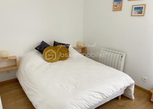Encore une exclusivité par Julien Lambard - BSK Immobilier!

A Rouen, dans le dynamique quartier des Docks, cet appartement de 81m² environ, situé au dernier étage d'une élégante résidence, avec ascenseur, vous offre un cadre de vie alliant confort et fonctionnalité.  

En poussant sa porte, vous découvrirez une vaste entrée avec dressing vous menant vers une agréable pièce de vie lumineuse ( 26,22m2 ) et une cuisine indépendante aménagée, 100% équipée.  L'espace nuit n'est pas en reste, s'articulant autours de 3 belles chambres ( 8,75m2, 10,5m2 et 9,56m2 ) dont deux avec dressing, une salle de douche récemment rénovée, un WC et des espaces de rangements.  L'ensemble est ouvert sur une superbe terrasse de 35m2 environ, orientée plein Sud, avec vue dégagée, qui permettra d'agréable moments de convivialité. 
En sous-sol, son box double finira de vous séduire.

Aucun travaux à prévoir, il ne vous reste plus qu'à vous installer et profiter!

A proximité directe des lignes de transport, des commerces essentiels et des écoles. Accès rapide aux grands axes.