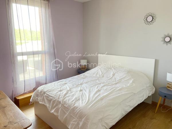 Encore une exclusivité par Julien Lambard - BSK Immobilier!

A Rouen, dans le dynamique quartier des Docks, cet appartement de 81m² environ, situé au dernier étage d'une élégante résidence, avec ascenseur, vous offre un cadre de vie alliant confort et fonctionnalité.  

En poussant sa porte, vous découvrirez une vaste entrée avec dressing vous menant vers une agréable pièce de vie lumineuse ( 26,22m2 ) et une cuisine indépendante aménagée, 100% équipée.  L'espace nuit n'est pas en reste, s'articulant autours de 3 belles chambres ( 8,75m2, 10,5m2 et 9,56m2 ) dont deux avec dressing, une salle de douche récemment rénovée, un WC et des espaces de rangements.  L'ensemble est ouvert sur une superbe terrasse de 35m2 environ, orientée plein Sud, avec vue dégagée, qui permettra d'agréable moments de convivialité. 
En sous-sol, son box double finira de vous séduire.

Aucun travaux à prévoir, il ne vous reste plus qu'à vous installer et profiter!

A proximité directe des lignes de transport, des commerces essentiels et des écoles. Accès rapide aux grands axes.